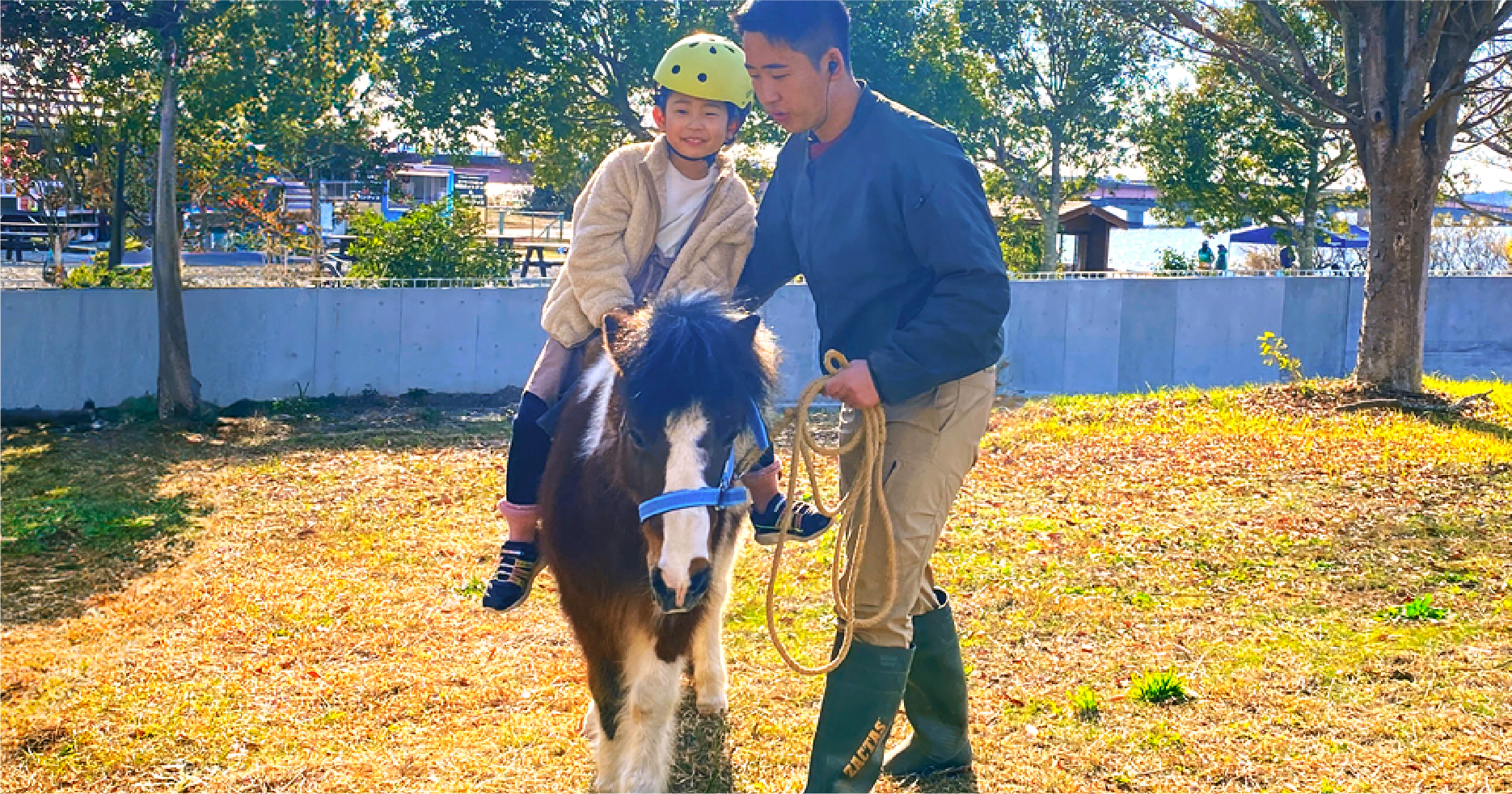 ポニーに乗って、ゆっくりコースを歩きます。